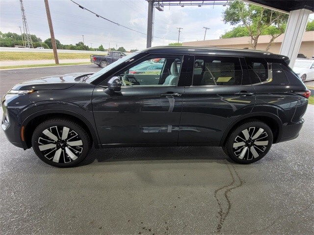 2025 Mitsubishi Outlander SEL photo 2