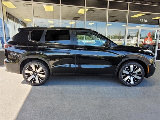 2025 Mitsubishi Outlander SE photo 4