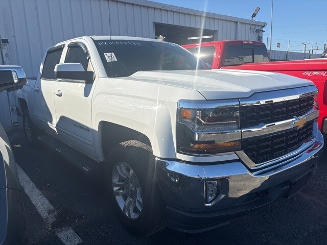 2017 Chevrolet Silverado 1500 LT photo 2
