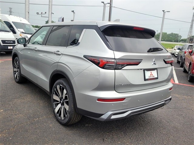 2025 Mitsubishi Outlander SE photo 3