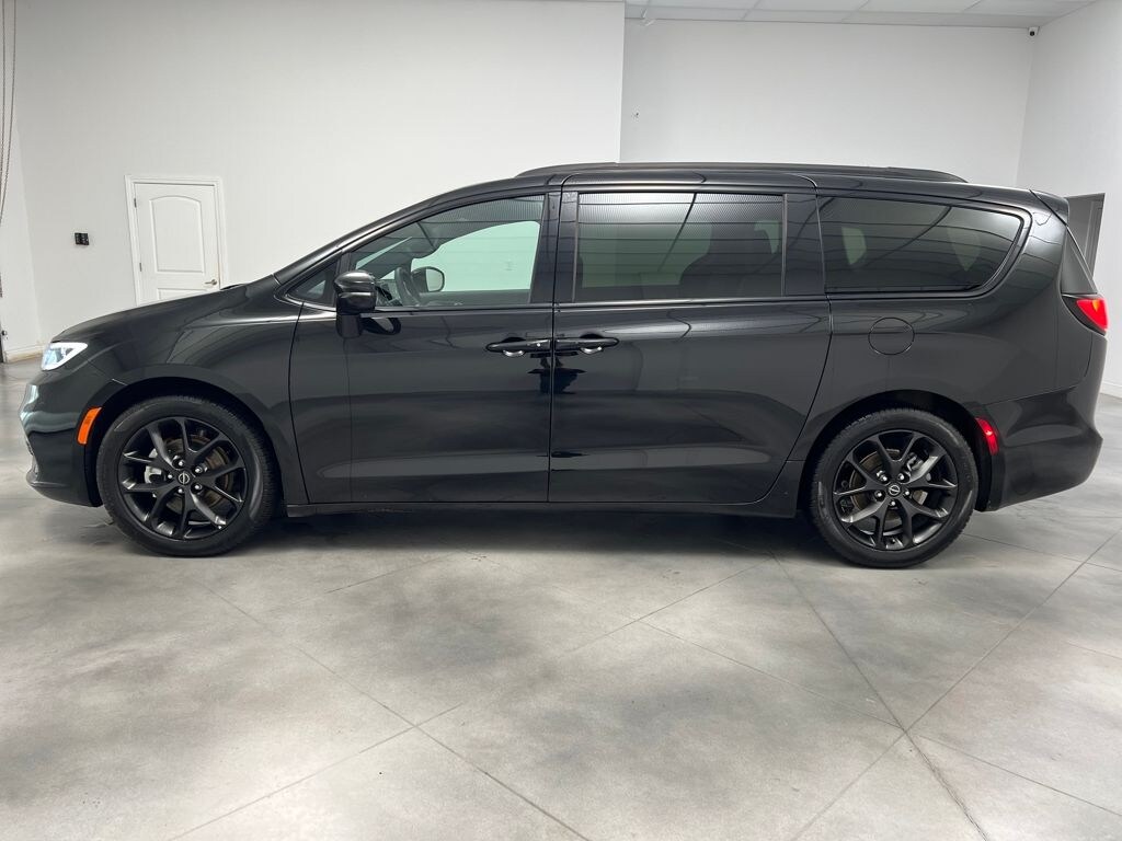 Used 2025 Chrysler Pacifica Limited Minivan/Van