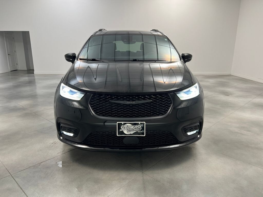 Used 2025 Chrysler Pacifica Limited Minivan/Van