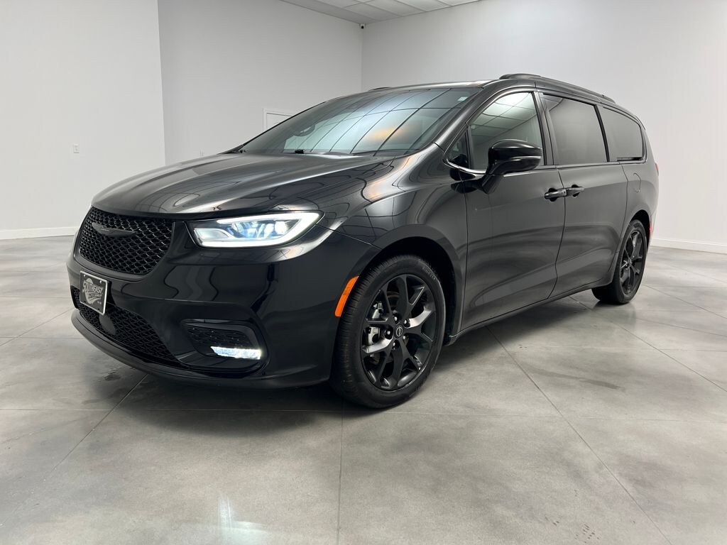 Used 2025 Chrysler Pacifica Limited Minivan/Van