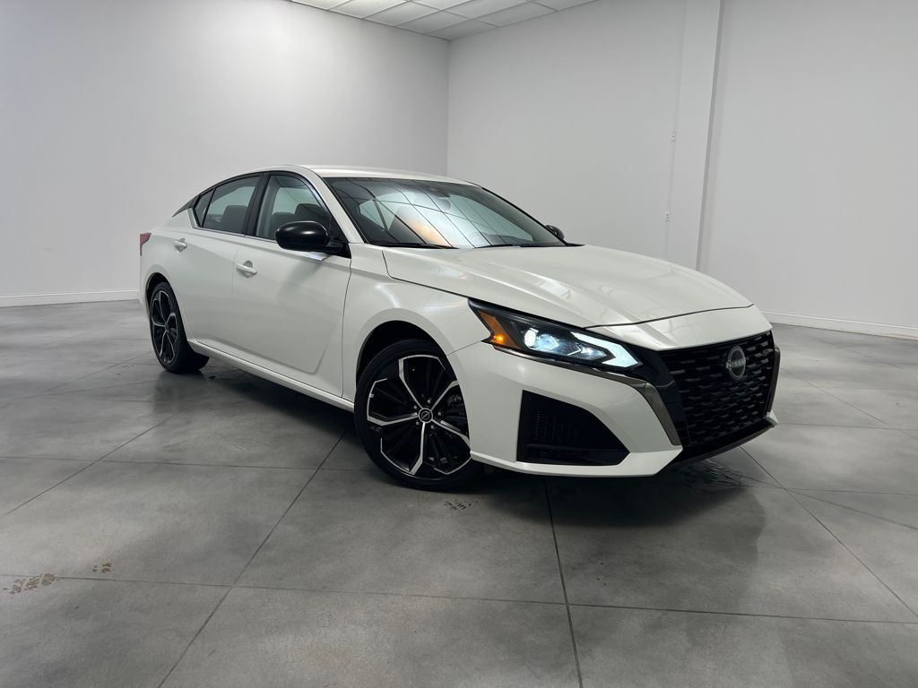 2025 Nissan Altima SR's photo