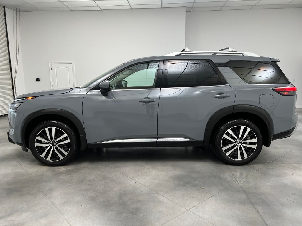 2025 Nissan Pathfinder Platinum photo 4