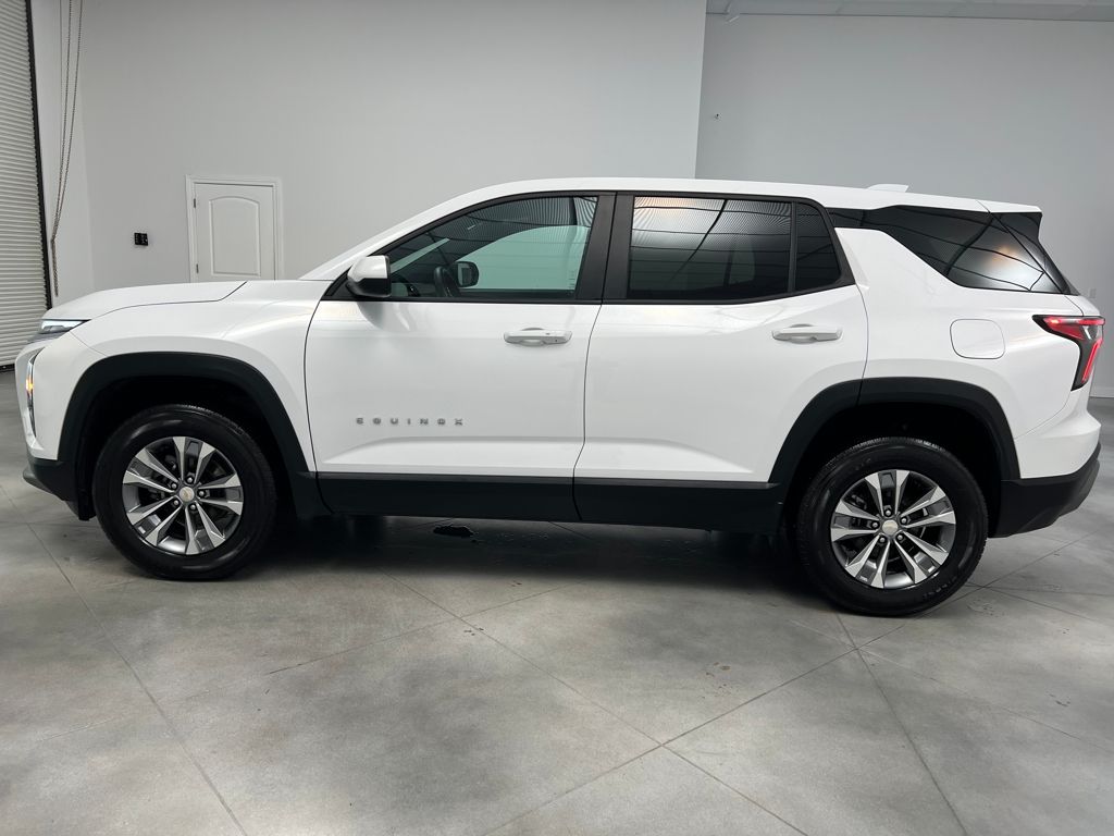 2025 Chevrolet Equinox LT photo 2