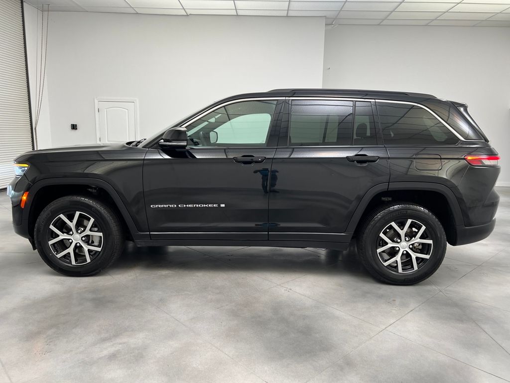 2024 Jeep Grand Cherokee Limited photo 3