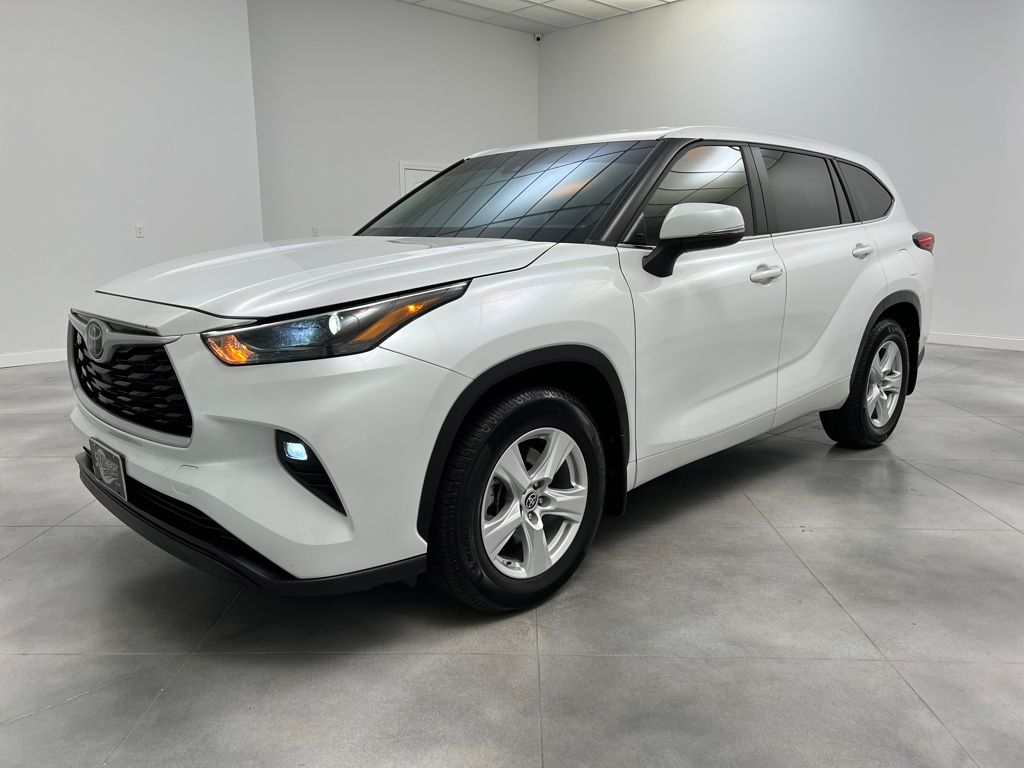 2023 Toyota Highlander LE photo 2