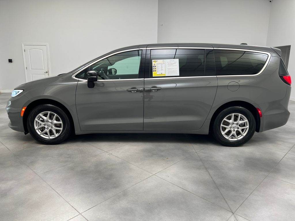 Used 2025 Chrysler Pacifica Select Minivan/Van