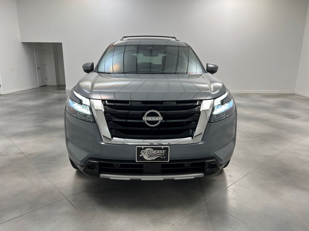2025 Nissan Pathfinder Platinum photo 2