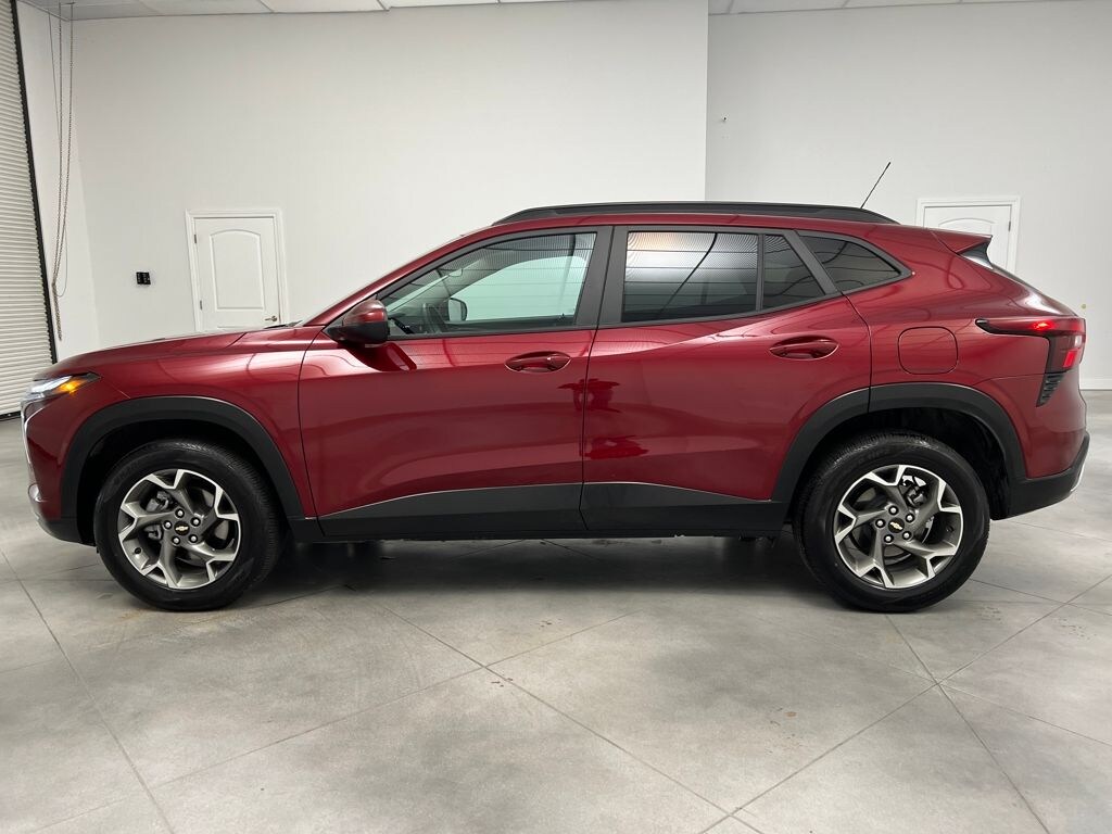 Used 2025 Chevrolet Trax LT SUV