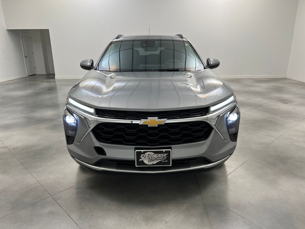 2024 Chevrolet Trax LT photo 2