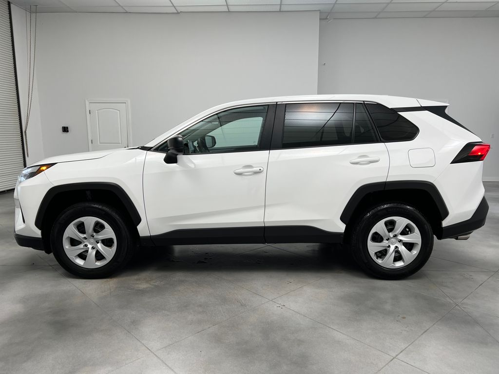 2025 Toyota RAV4 LE photo 4