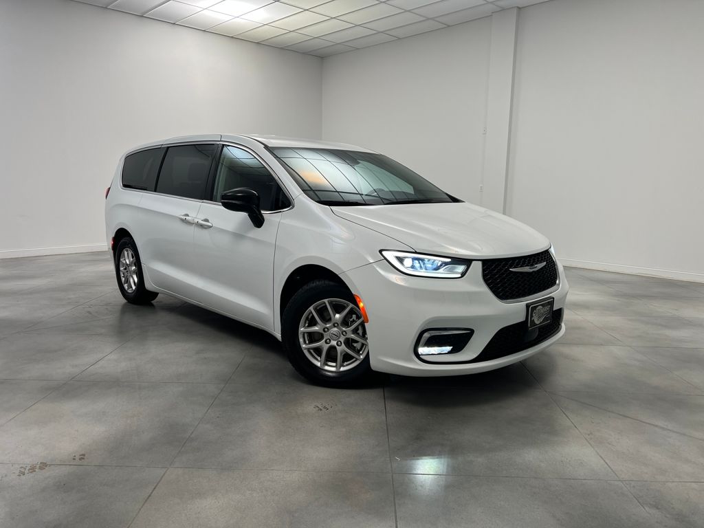 2024 Chrysler Pacifica Touring L's photo