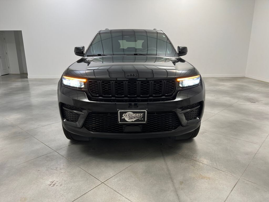 Used 2025 Jeep Grand Cherokee Altitude SUV