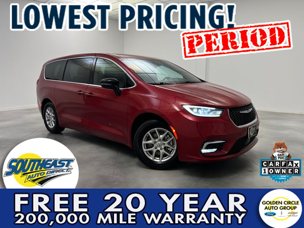 2025 Chrysler Pacifica Select's photo