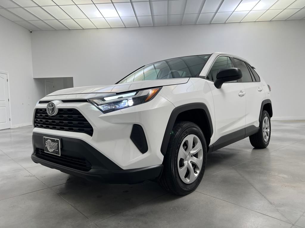 2023 Toyota RAV4 LE photo 3