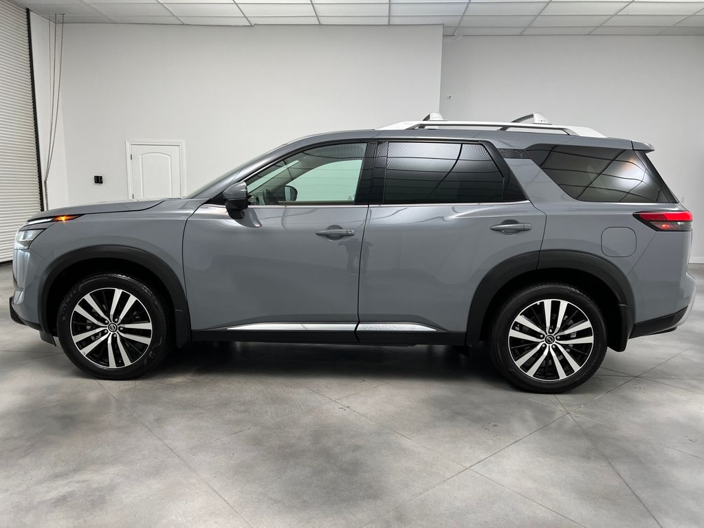 2024 Nissan Pathfinder Platinum photo 3