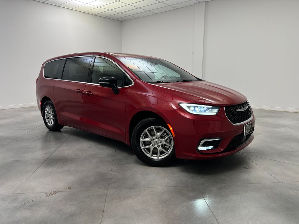 2025 Chrysler Pacifica Select's photo