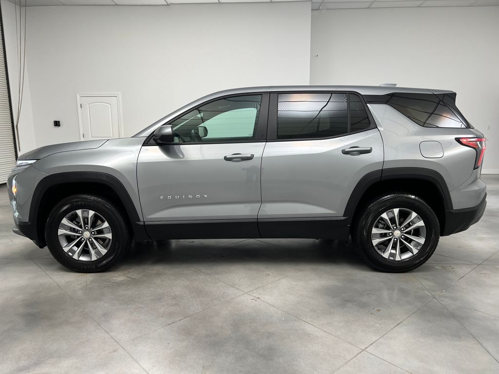 2025 Chevrolet Equinox LT photo 2