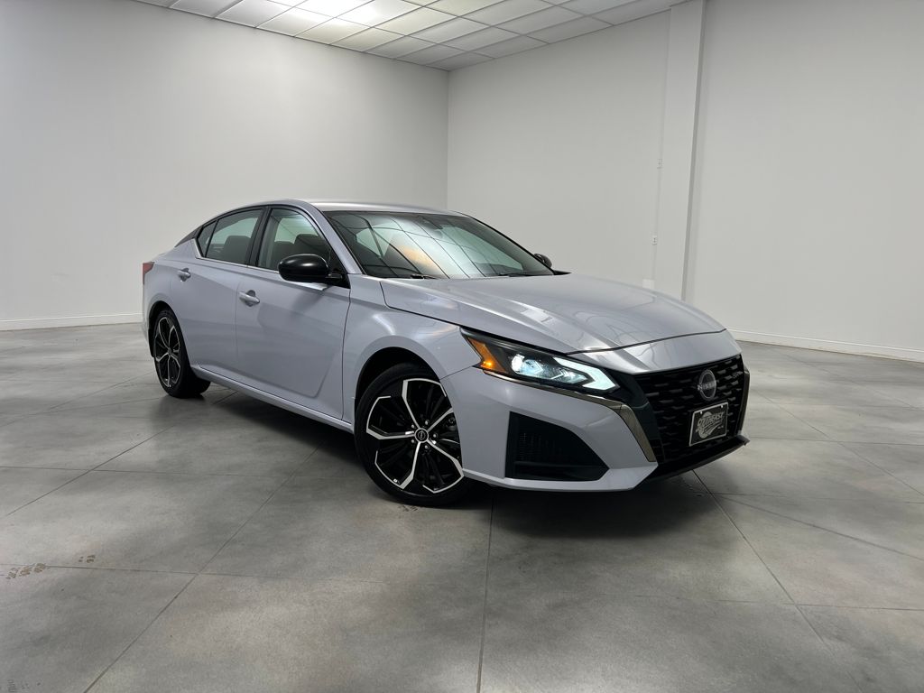 2024 Nissan Altima SR's photo