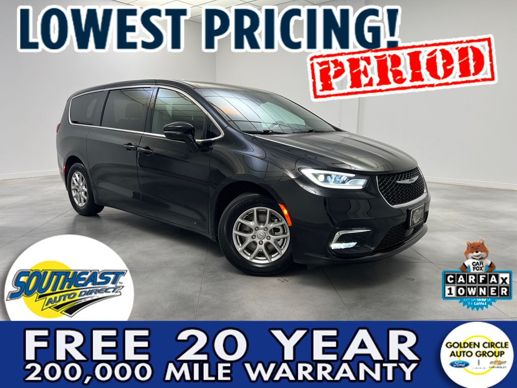 2025 Chrysler Pacifica Select's photo