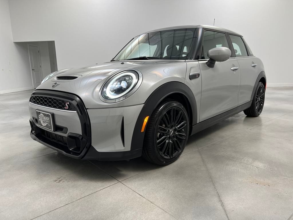 2024 Mini Cooper Signature photo 3