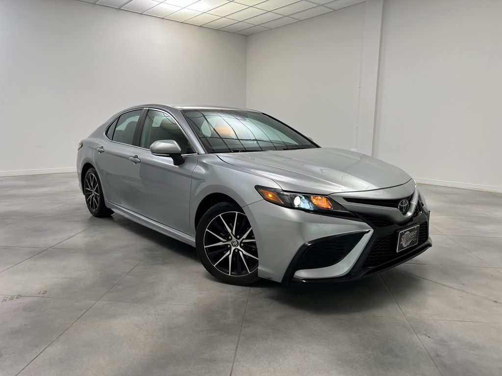 2024 Toyota Camry SE's photo