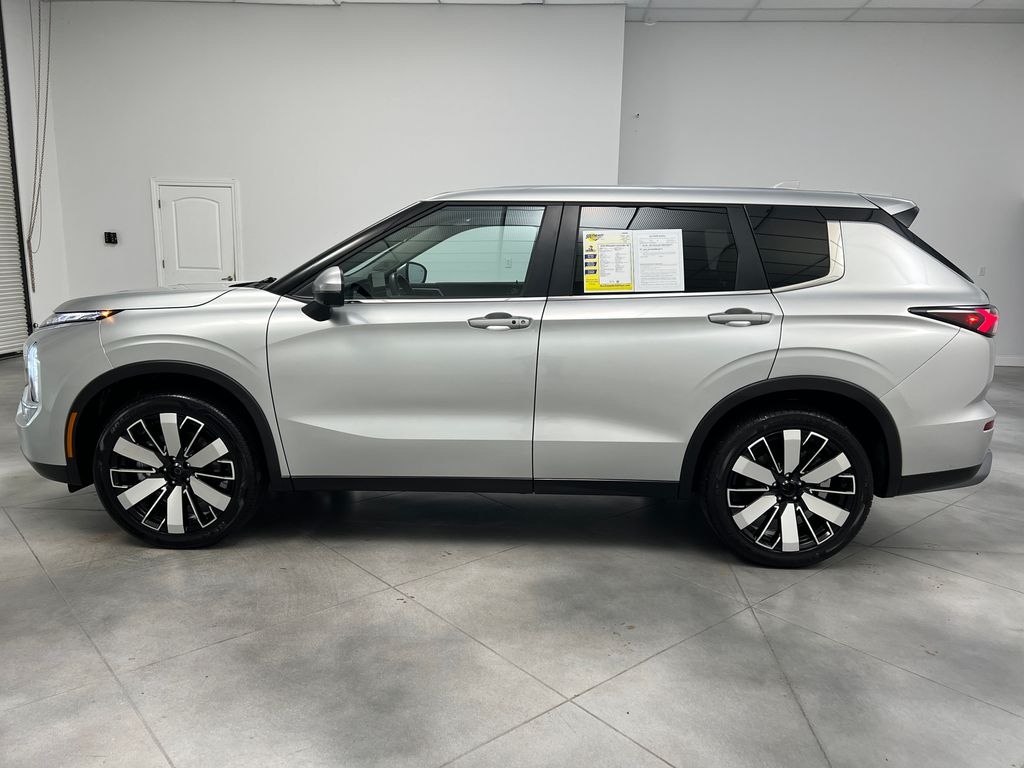 Used 2025 Mitsubishi Outlander SE SUV