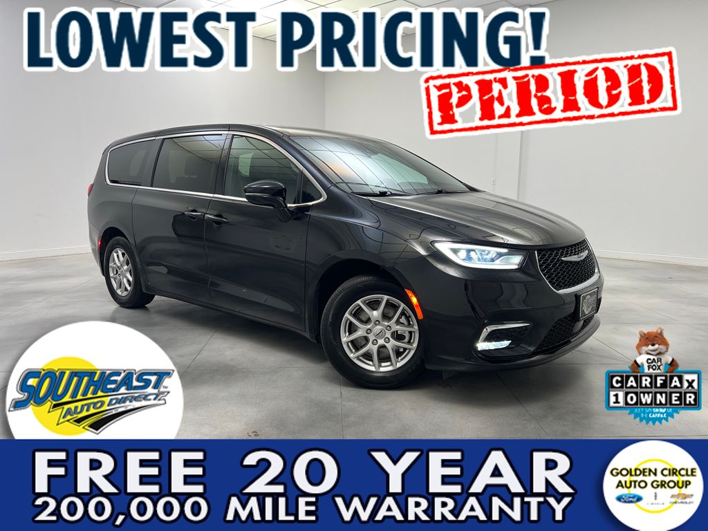 2025 Chrysler Pacifica Select's photo