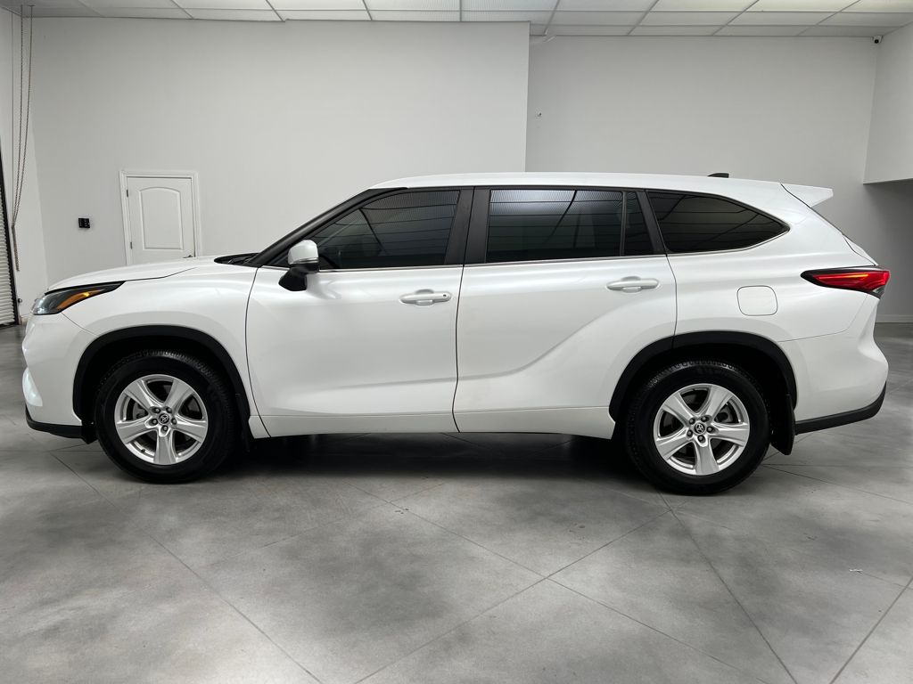 2023 Toyota Highlander LE photo 3