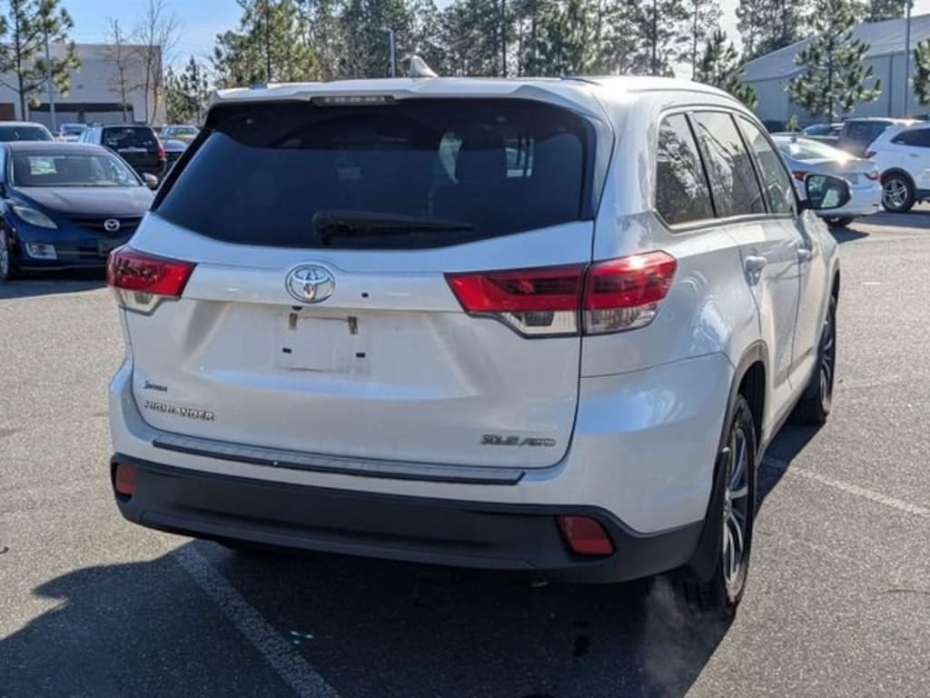 Used 2019 Toyota Highlander SE