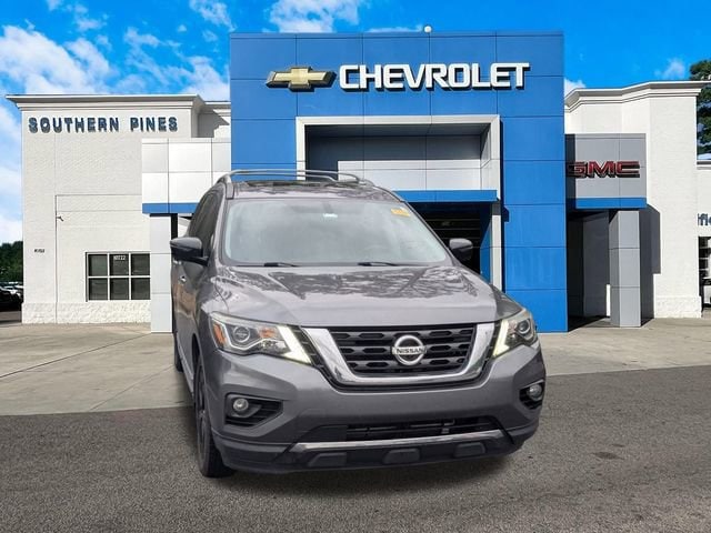 2017 Nissan Pathfinder Platinum's photo