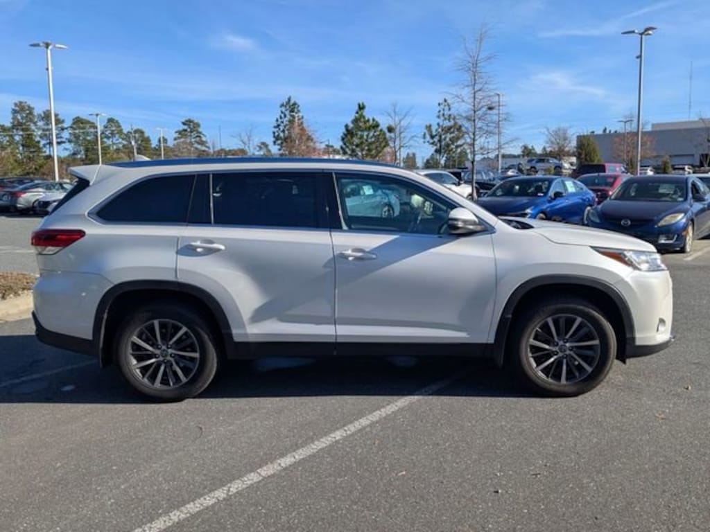 Used 2019 Toyota Highlander SE