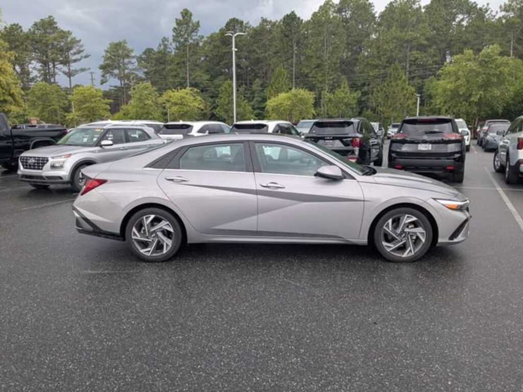 Used 2025 Hyundai Elantra SEL Convenience Sedan