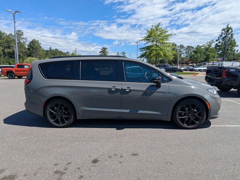 Used 2025 Chrysler Pacifica Limited Van Passenger Van