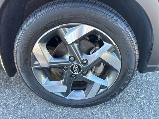 2023 Hyundai Venue Limited photo 2