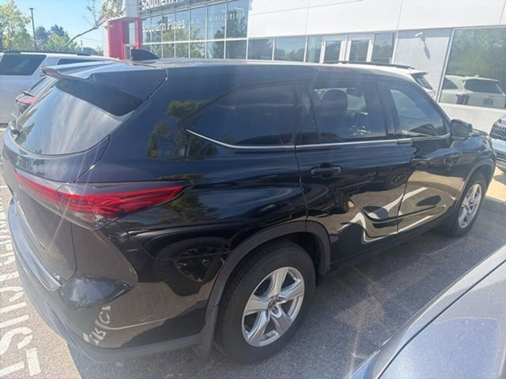 Used 2021 Toyota Highlander LE SUV