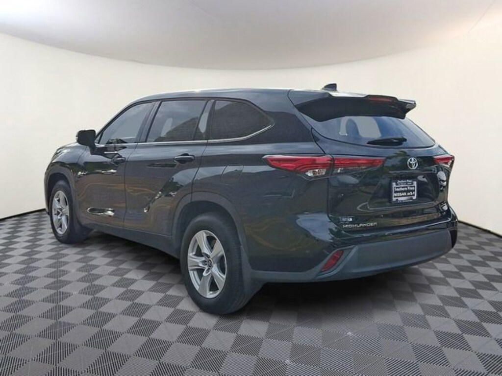 Used 2021 Toyota Highlander LE SUV