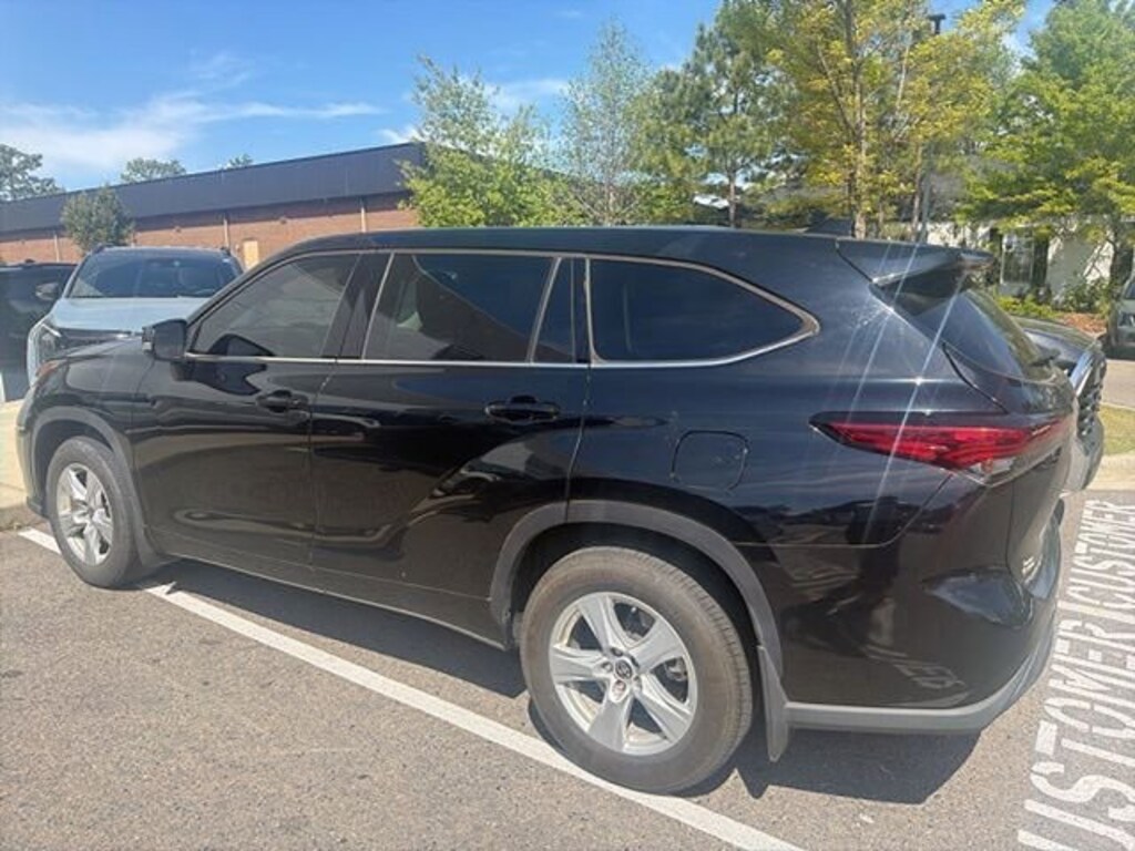 Used 2021 Toyota Highlander LE SUV