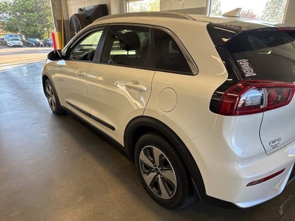 Used 2017 Kia Niro EX SUV