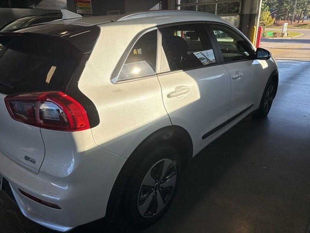 Used 2017 Kia Niro EX SUV