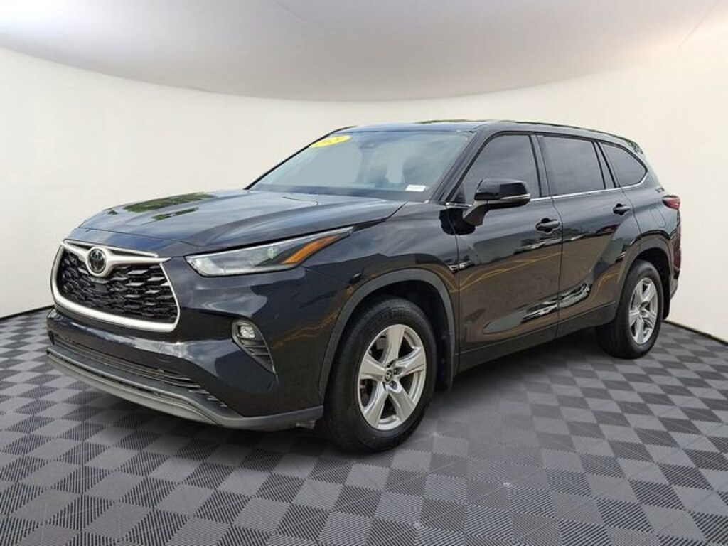 Used 2021 Toyota Highlander LE SUV