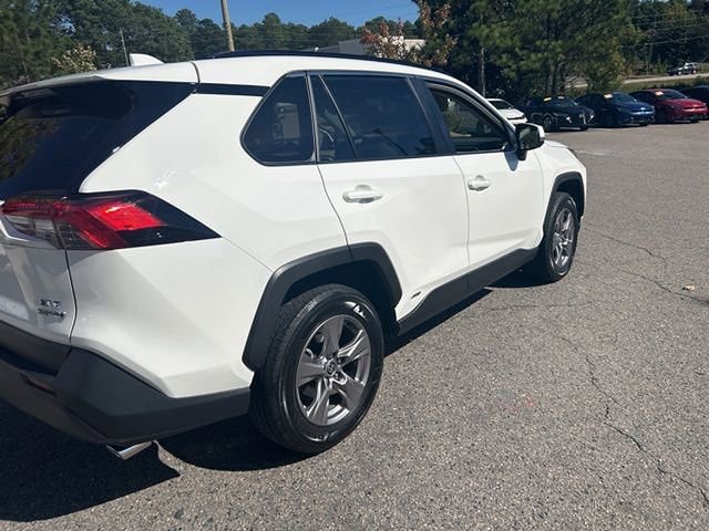 2022 Toyota RAV4 Hybrid XLE photo 3