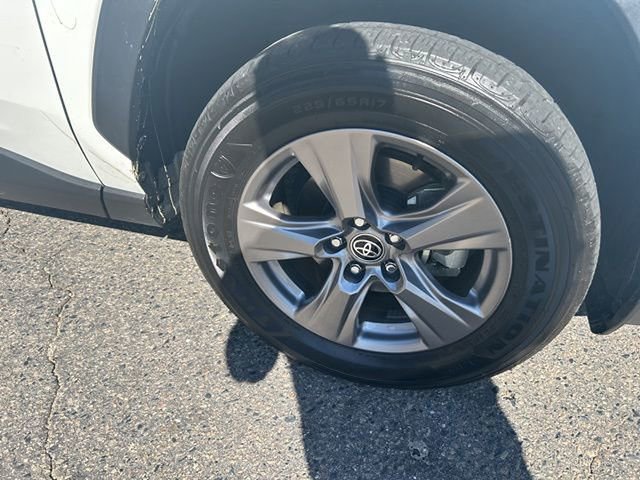 2022 Toyota RAV4 Hybrid XLE photo 2