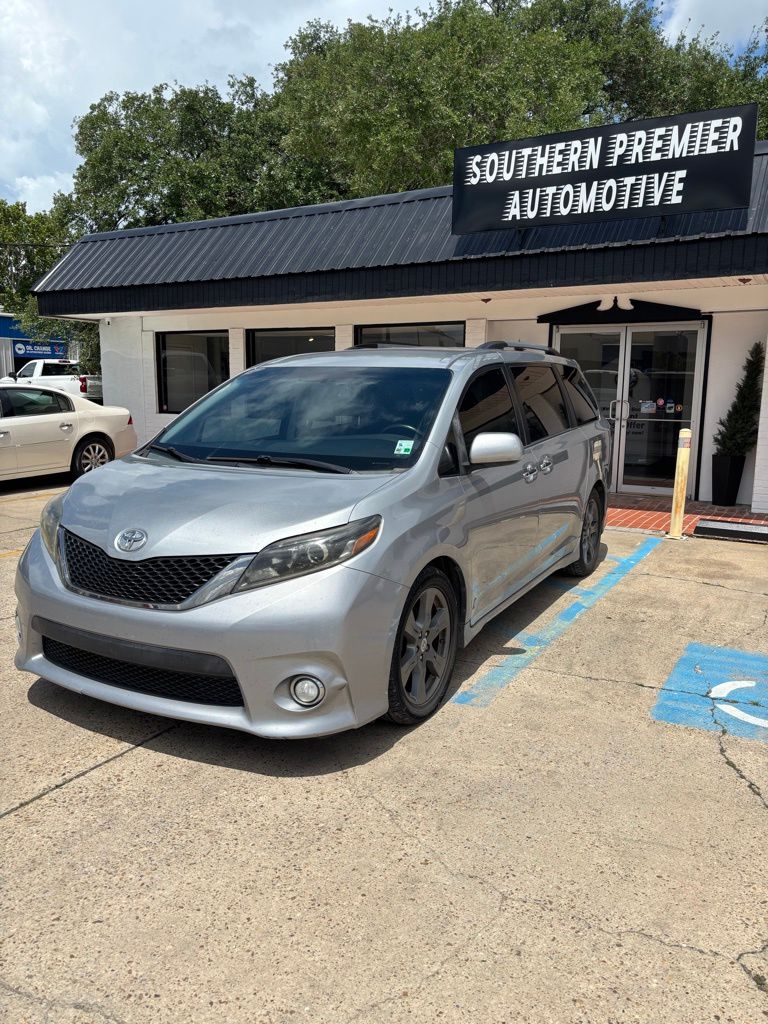 2016 Toyota Sienna SE V6 8-Passenger's photo
