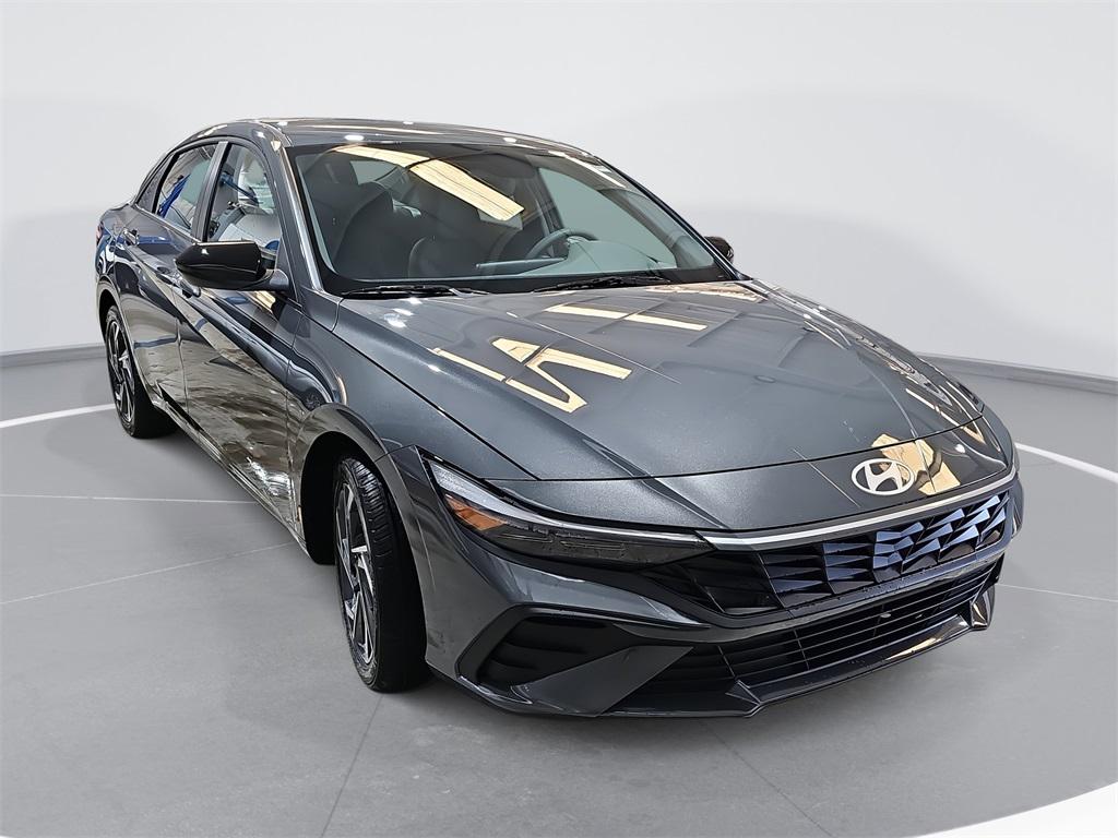 2025 Hyundai Elantra SEL Sport photo 2