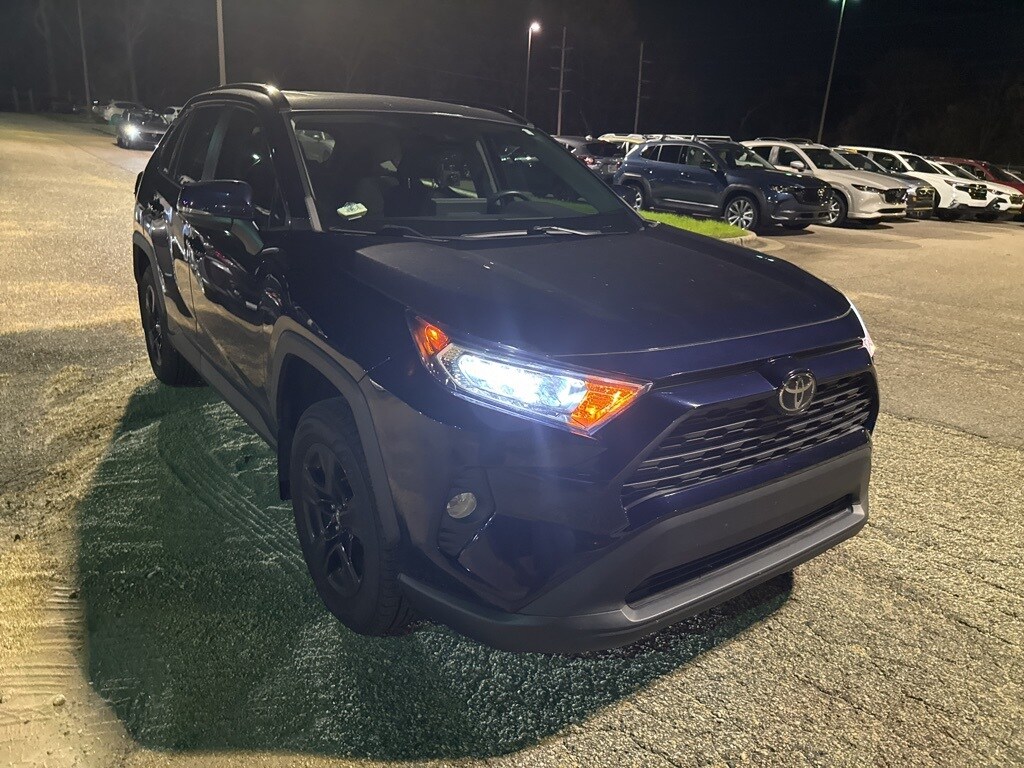 2020 Toyota RAV4 XLE photo 3