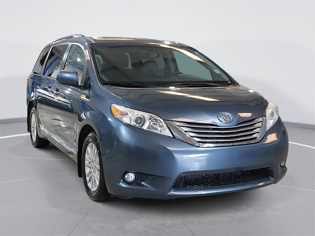 Used 2017 Toyota Sienna XLE Minivan/Van