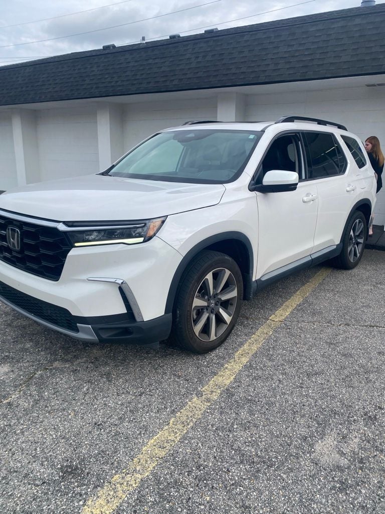 2023 Honda Pilot Touring 2WD's photo